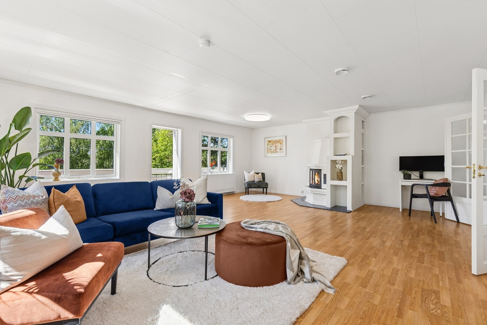 Romslig stue med mange møbleringsmuligheter. Galleribilde