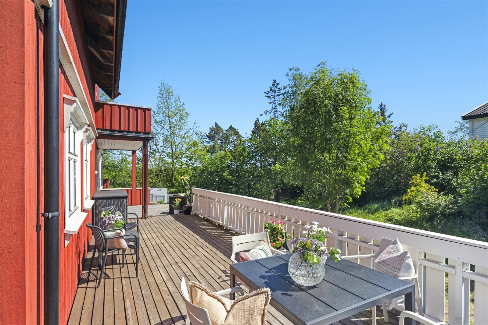 Stor, solrik terrasse med adkomst fra stuen og kjøkkenet. Galleribilde