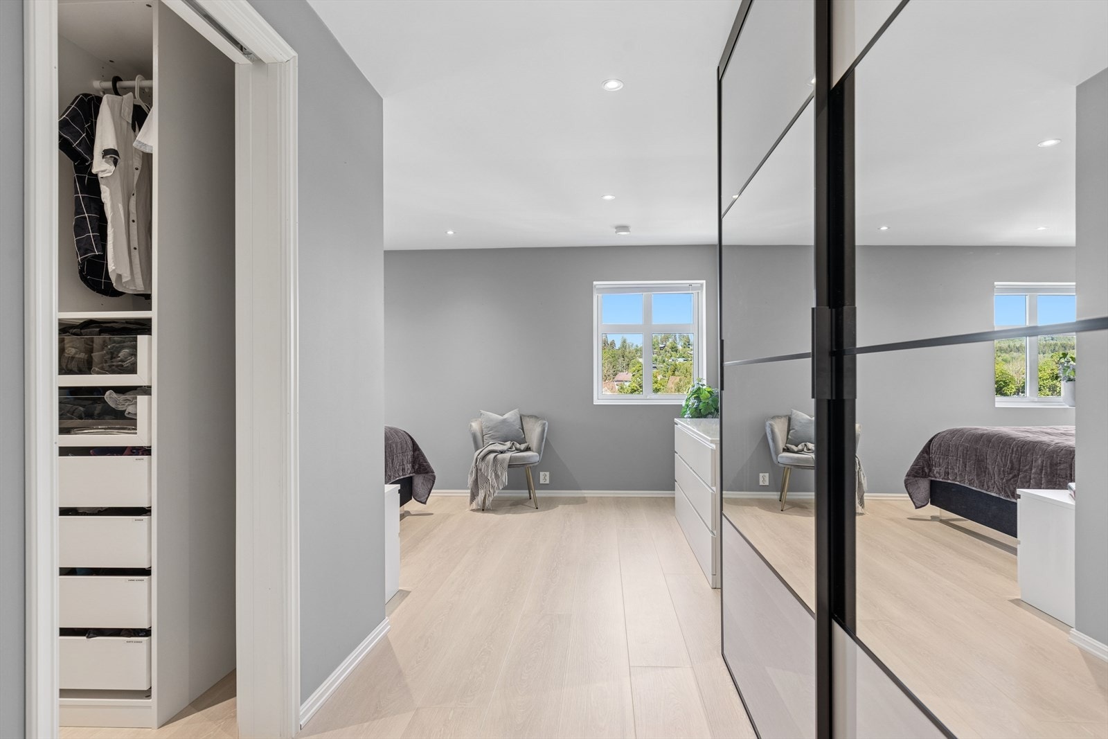 Hovedsoverommet har skyvedørsgarderobe og omkledningsrom. Galleribilde