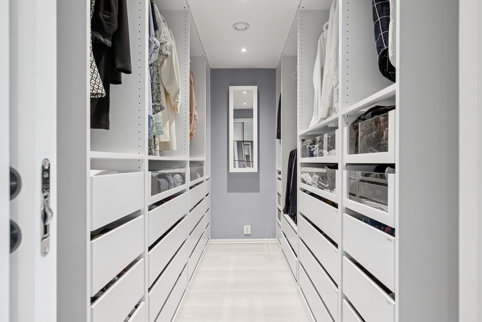 Omkledningsrom med rikelig med oppbevaringsplass. Galleribilde