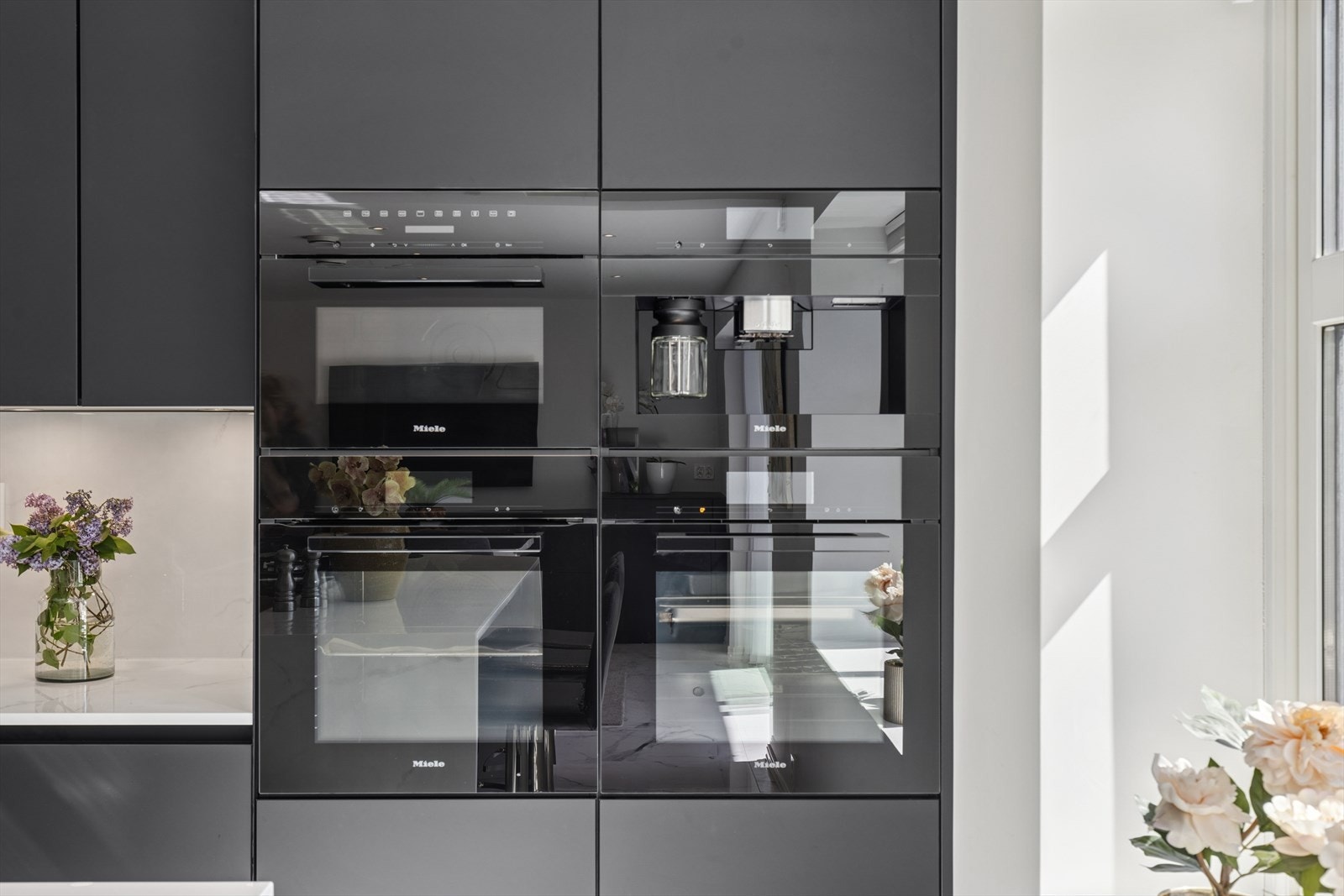 Påkostet kjøkken med høykvalitets integrerte hvitevarerav fra Miele . Galleribilde