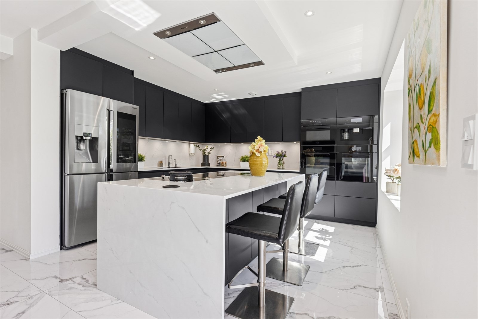 Stor kjøkkenøy med sitteplasser. Galleribilde