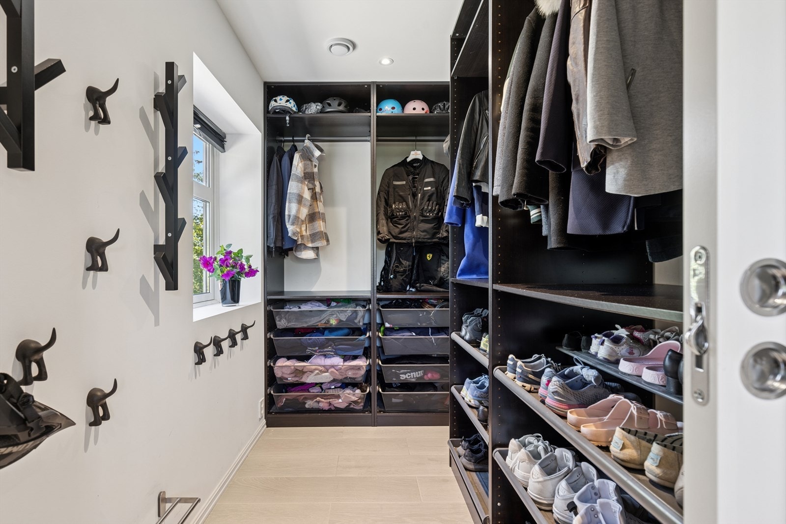 Garderoberom tiknyttet inngangspartiet. Galleribilde