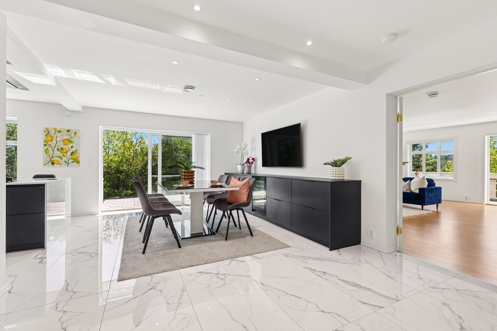 Det romslige kjøkkenet er husets samlingspunkt. Galleribilde