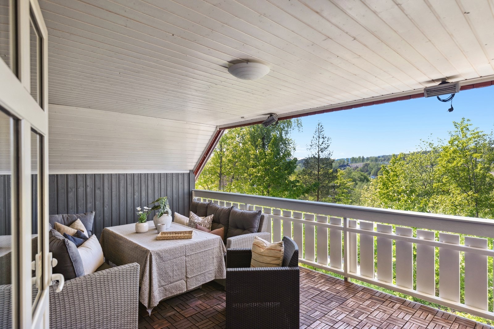 Stor vestvendt terrasse med nydelig utsikt. Galleribilde