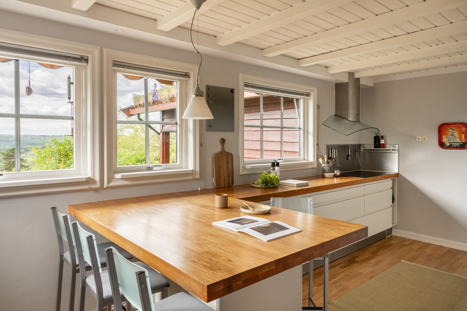 HTH kjøkkeninnredning med hvite fronter og benkeplate av tre. Kjøkkent har godt med skap- og benkeplass. Galleribilde