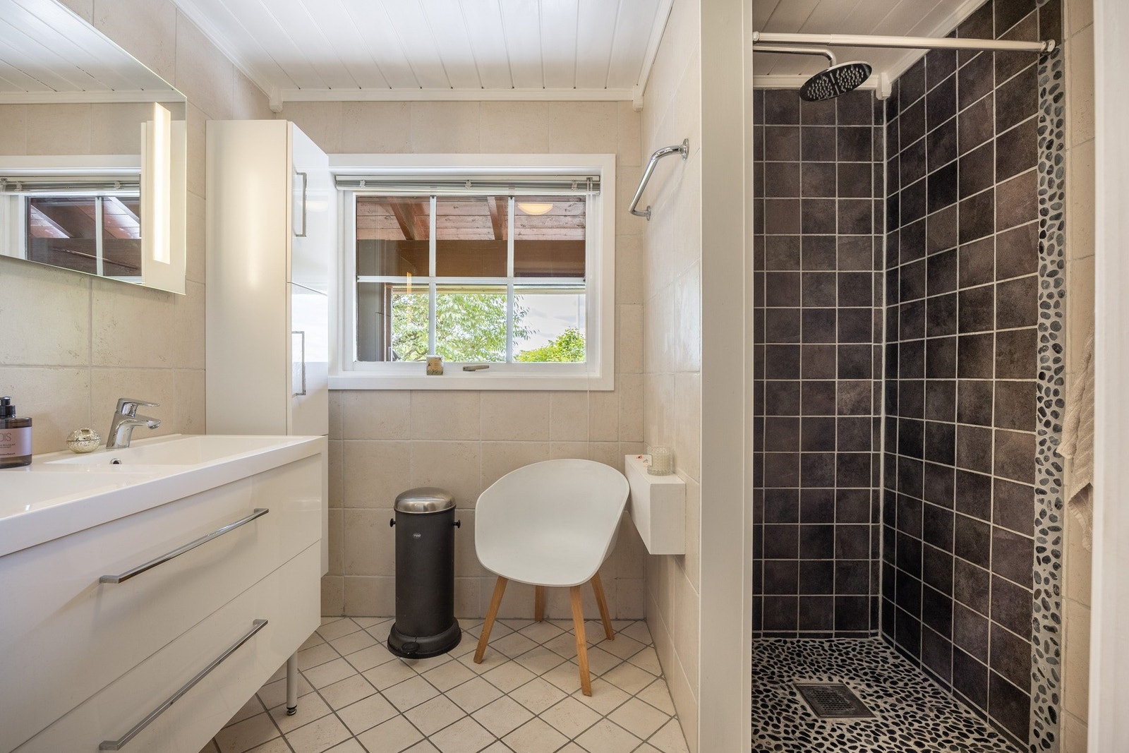 Baderom i underetasjen ved soverom. Pent baderom oppusset i 2012/2013 med flis på flis, nytt toalett, ny baderomsinnredning og dusj. Galleribilde