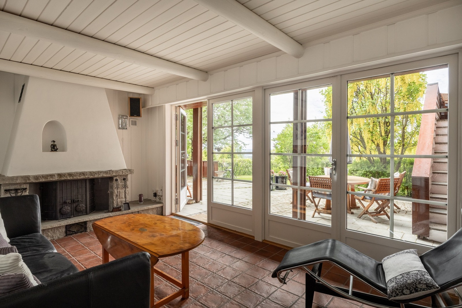 Murt peisovn i kjellerstue, stue (ny murpuss i stue, 2022) og spisestue. Galleribilde