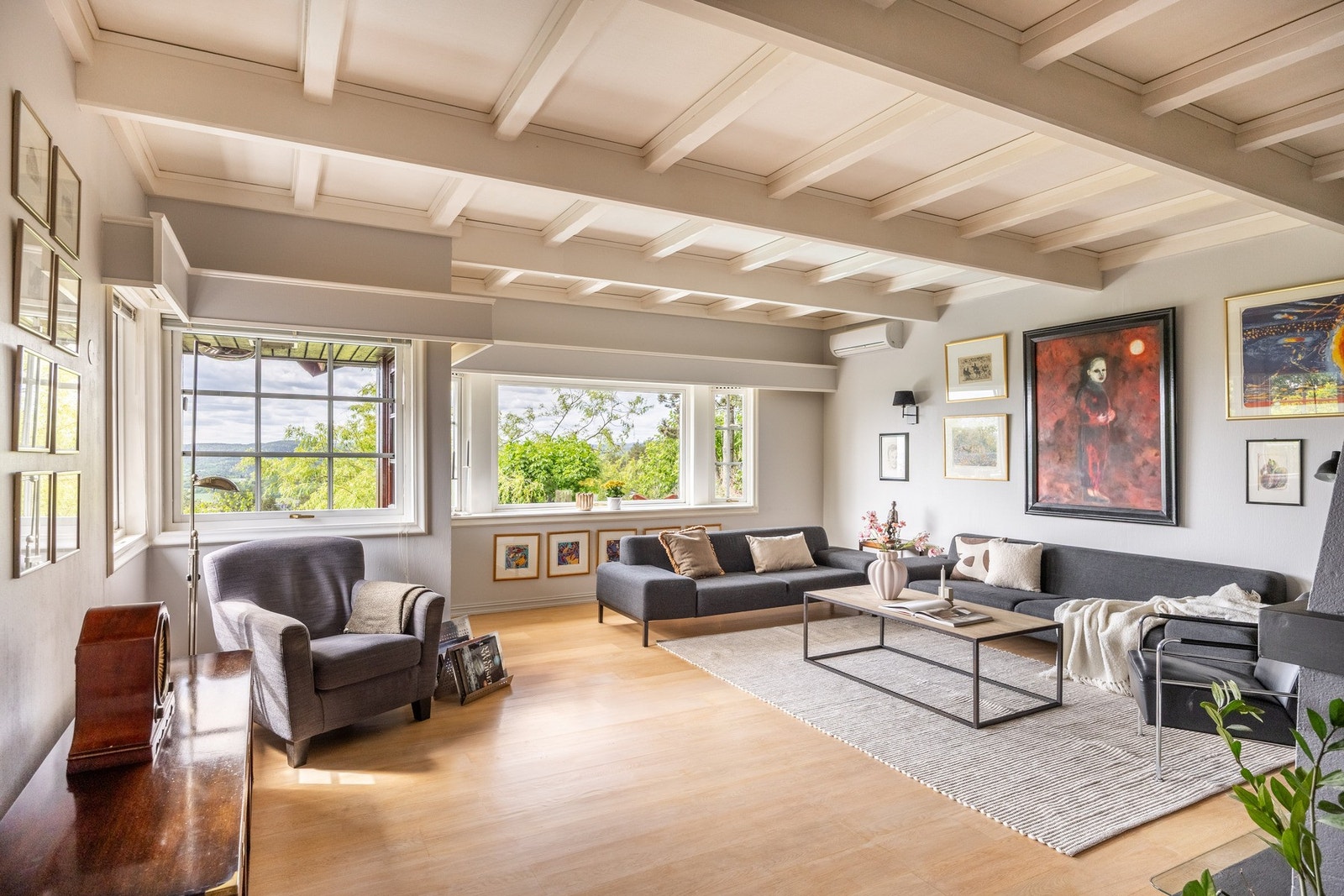 Boligen har store vindusflater som slipper inn mye naturlig lys. Galleribilde