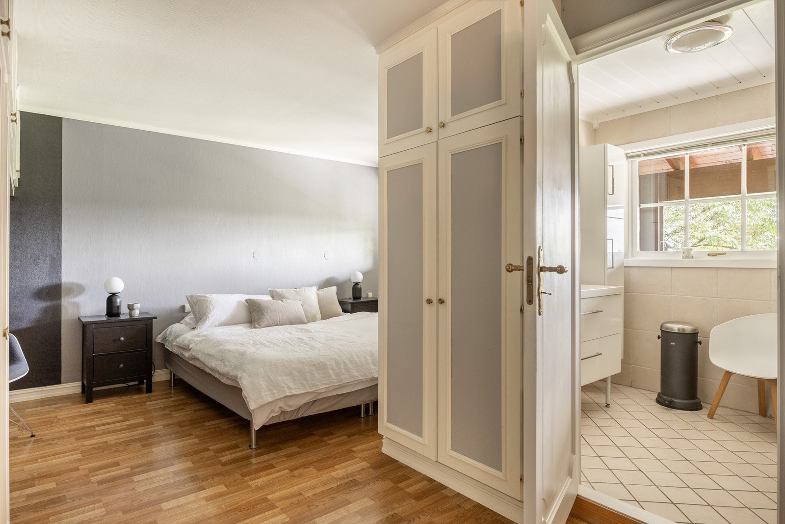 Boligen har totalt fire soverom i underetasjen, alle på samme plan. Galleribilde