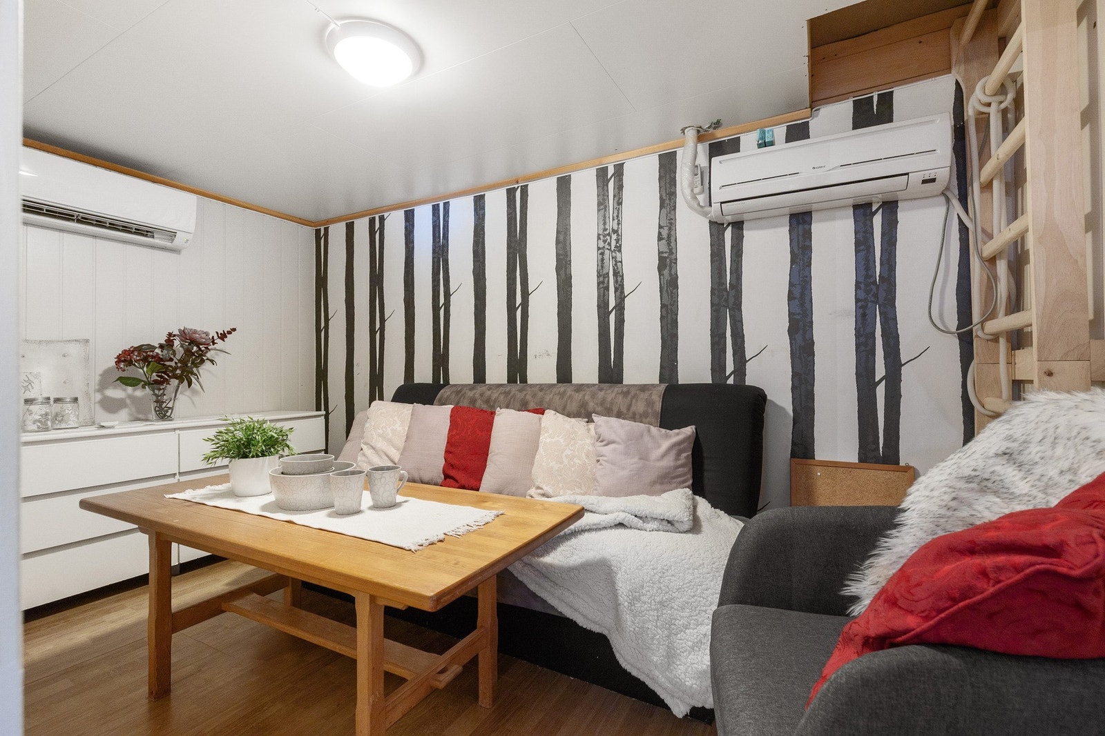 I stuen har du plass til sofagruppe med tilhørende møblement Galleribilde