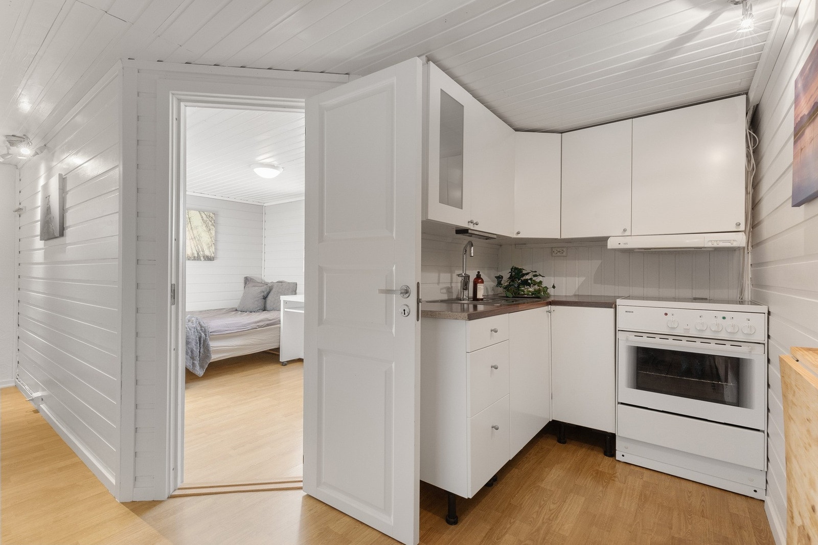 Kjøkkenet har godt med skapplass og holder et tidløst preg Galleribilde