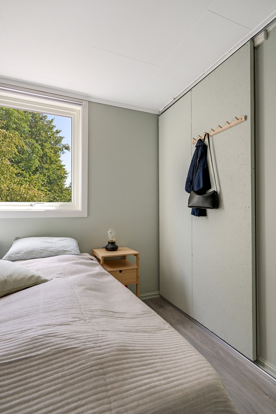 Praktisk garderobeskap med skyvedør Galleribilde