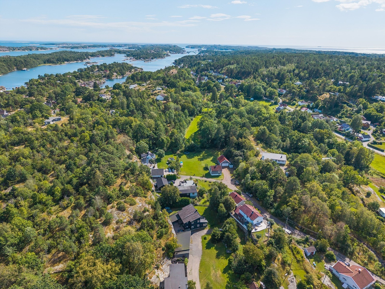 Med denne beliggenheten så befinner du deg svært nær Engø Gård, småbåthavn og populære Nebba som er et attraktivt badested for store små og små. Galleribilde