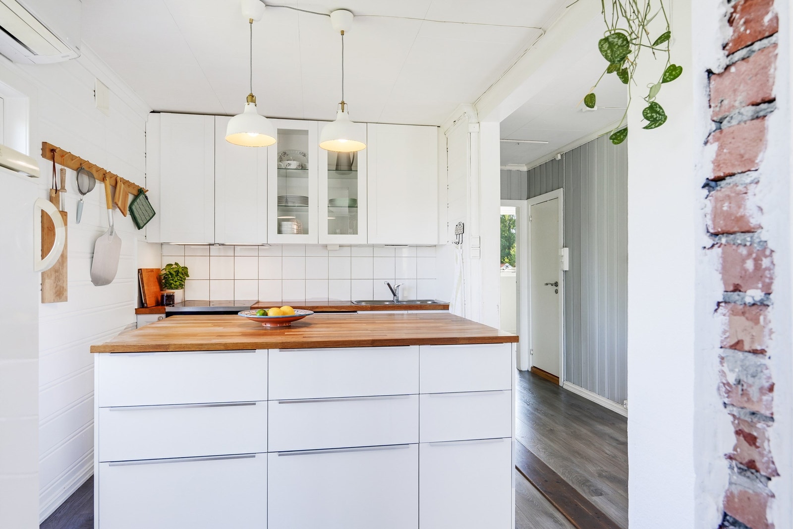 Praktisk kjøkkenøy skaper et naturlig skille og herlig atmosfære i rommet Galleribilde