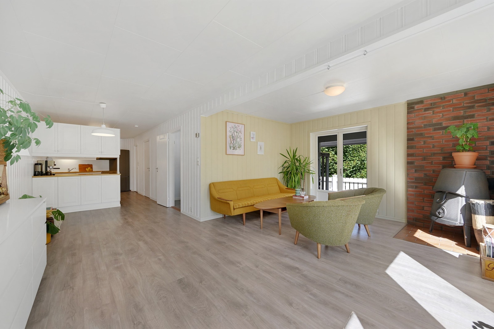 Kjøkkenet har innredning med profilerte fronter og benkeplate i laminat. Galleribilde