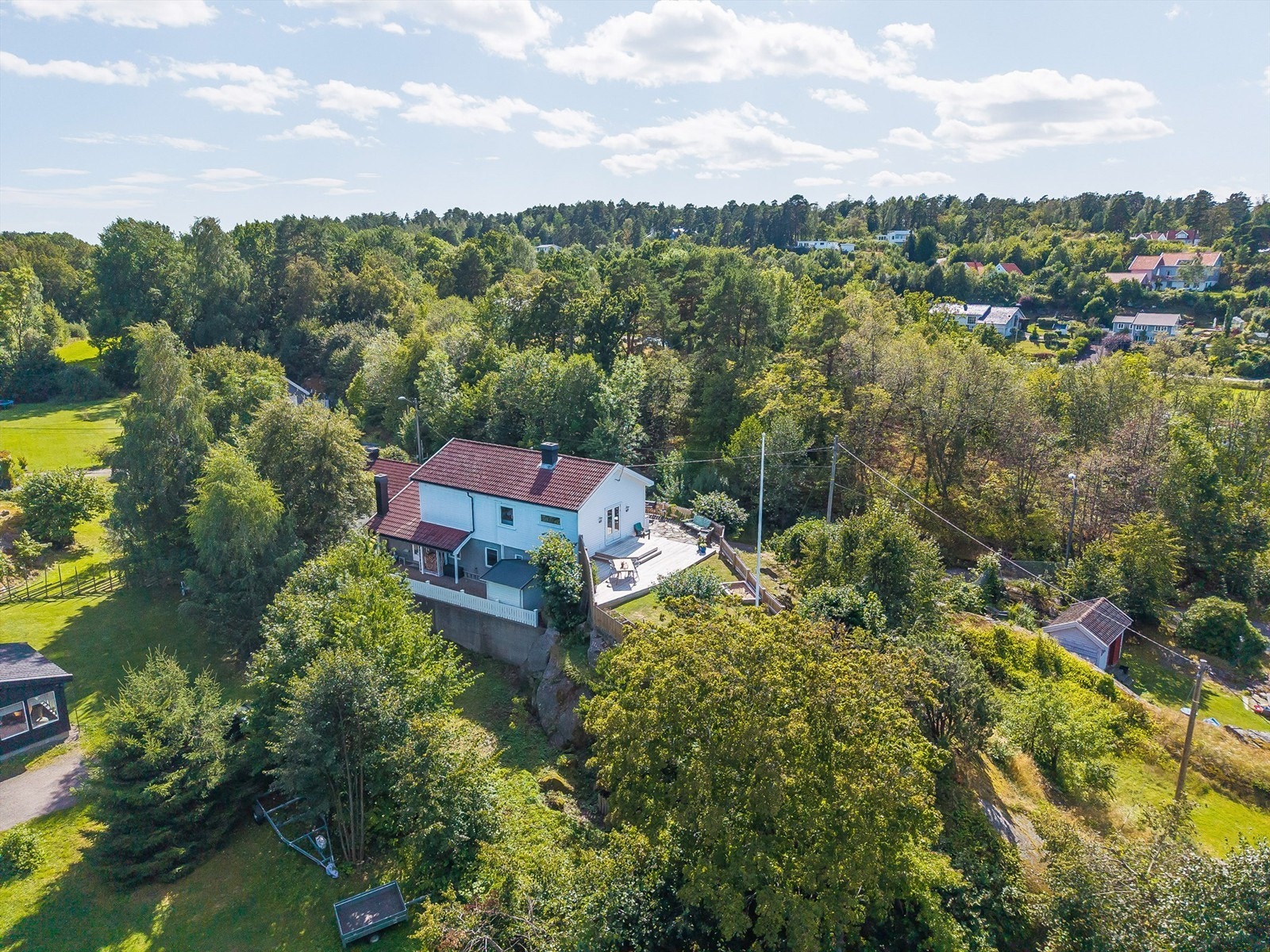 Eiendommen ligger høyt og fritt i landlig og idylliske omgivelser, midt mellom Hulebakk og Engø. Galleribilde