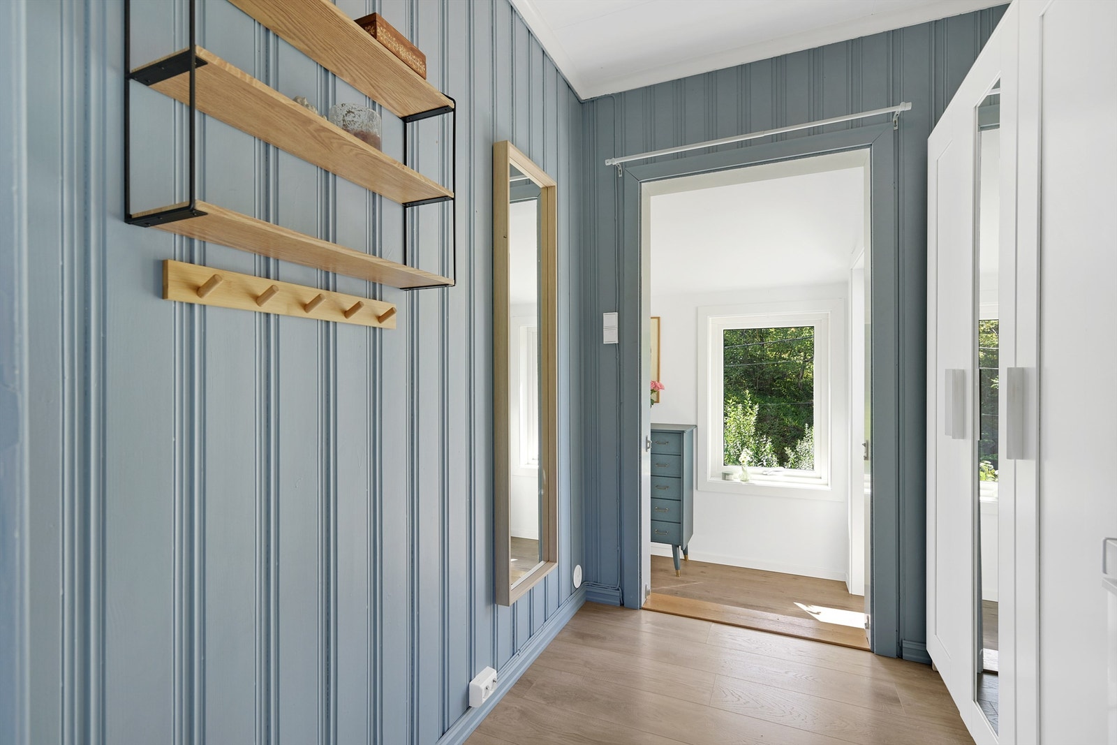 Det er også utgang til skiferterrassen fra gangen Galleribilde