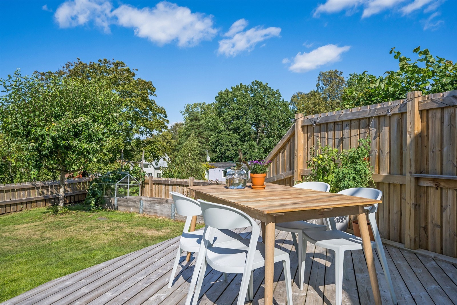 Nordvendt markterrasse i tre på hele 35 kvm Galleribilde