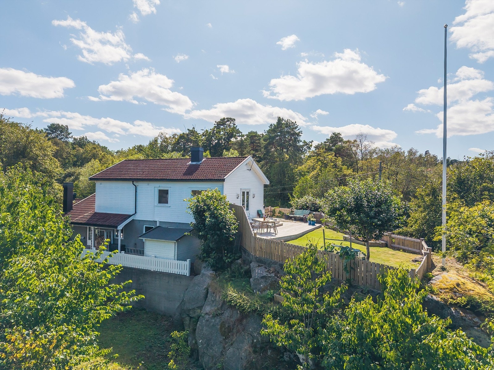 Eiendommen består av en frittliggende enebolig oppført over to etasjer fra 1959. Galleribilde