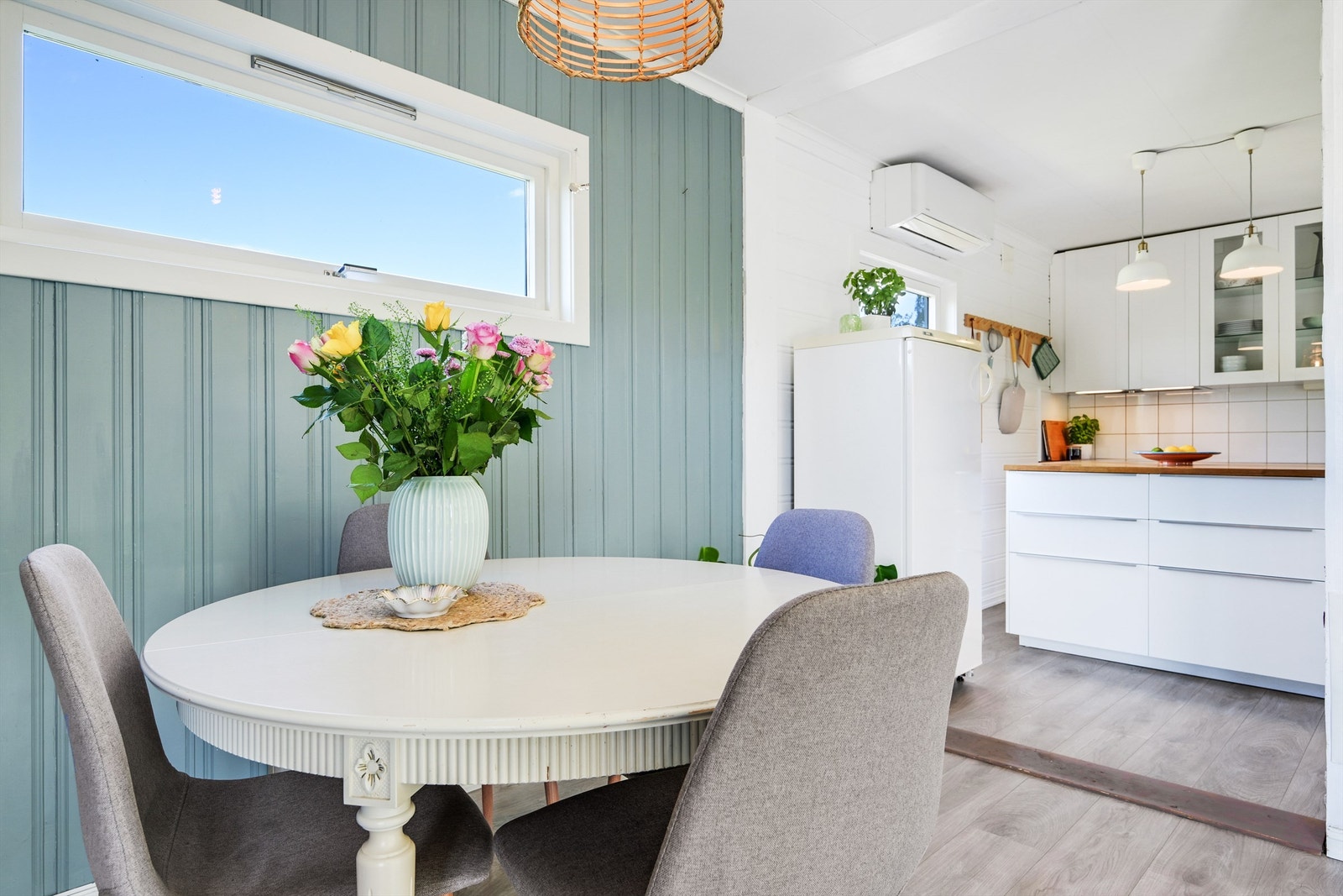 Ved kjøkkenet er det plass til en hyggelig sittegruppe Galleribilde