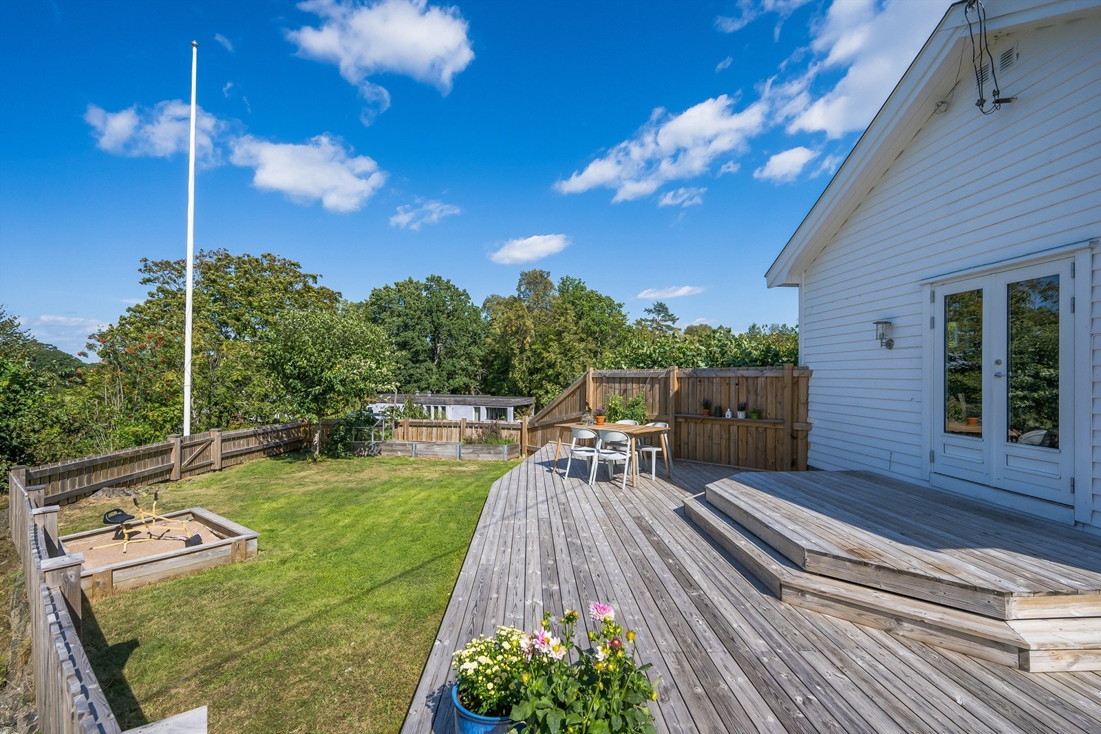 Romslig uteområde hvor man er skjermet fra omgivelsene Galleribilde