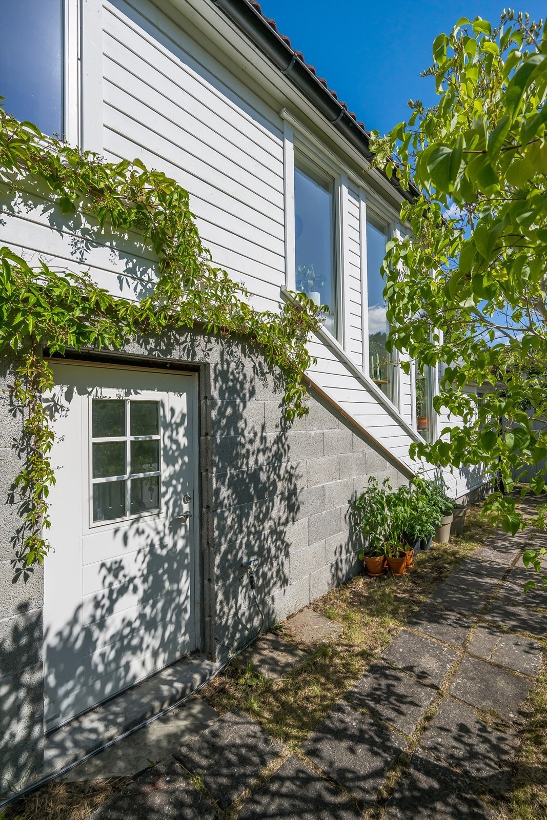 Egen inngang til hybelen i vest Galleribilde