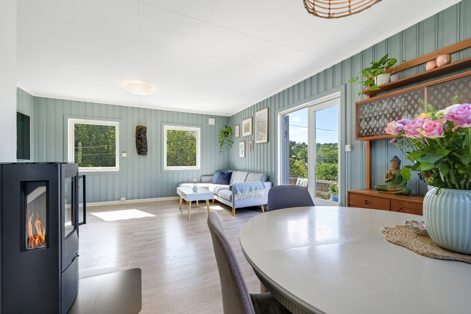 Nydelig stue med peisovn og utgang til nordvendt markterrasse Galleribilde