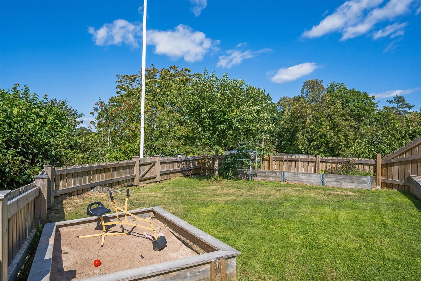 Et eldorado for barna som kan leke fritt innenfor gjerdet Galleribilde