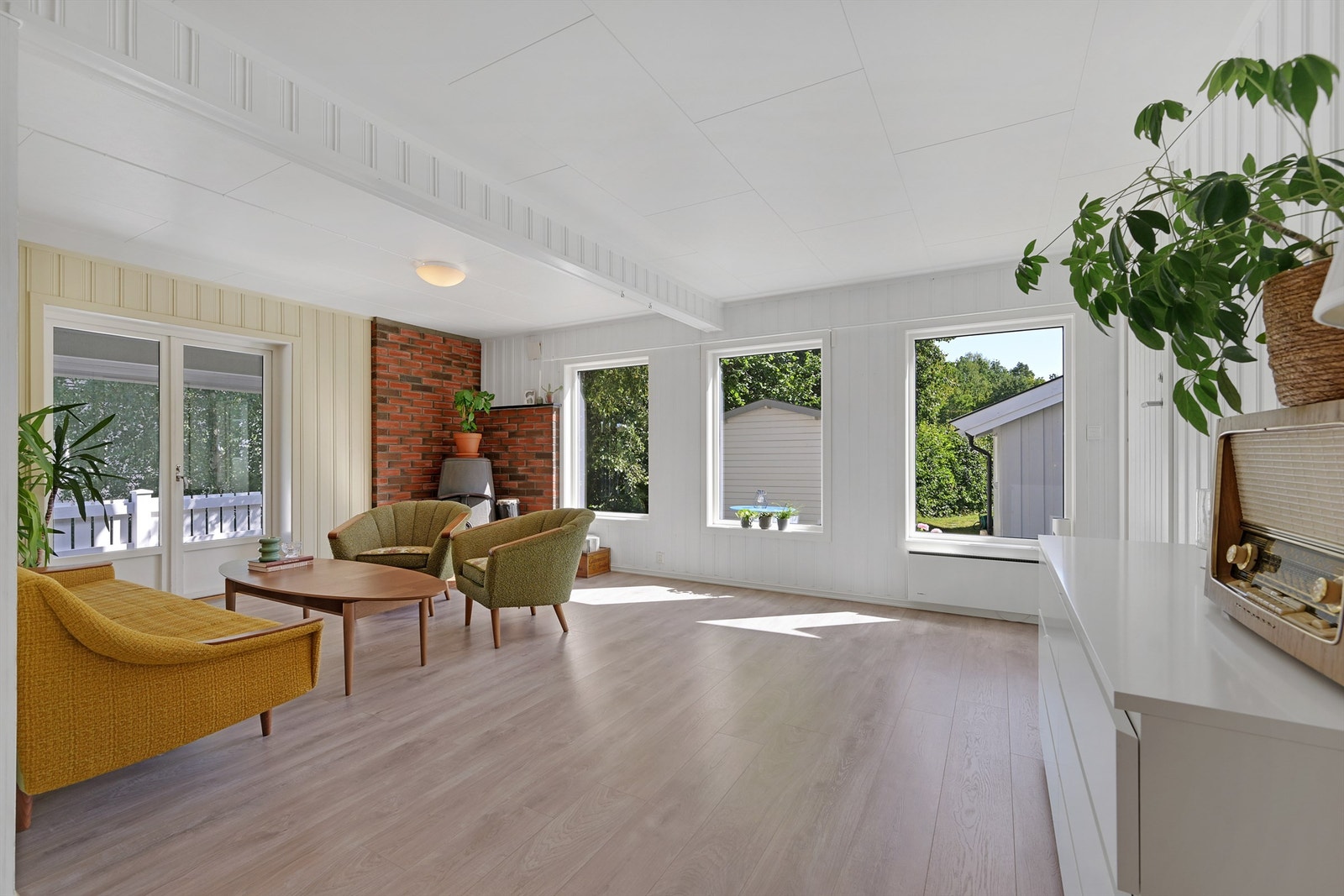 Her er det en lun og koselig stue i åpen løsning med kjøkkenet Galleribilde