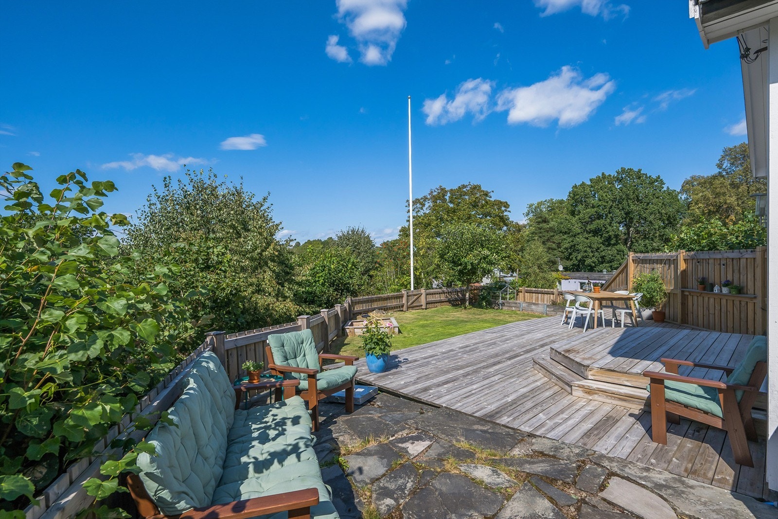 Skiferbelagt betongerrase mot vest på ca. 28 kvm. Galleribilde