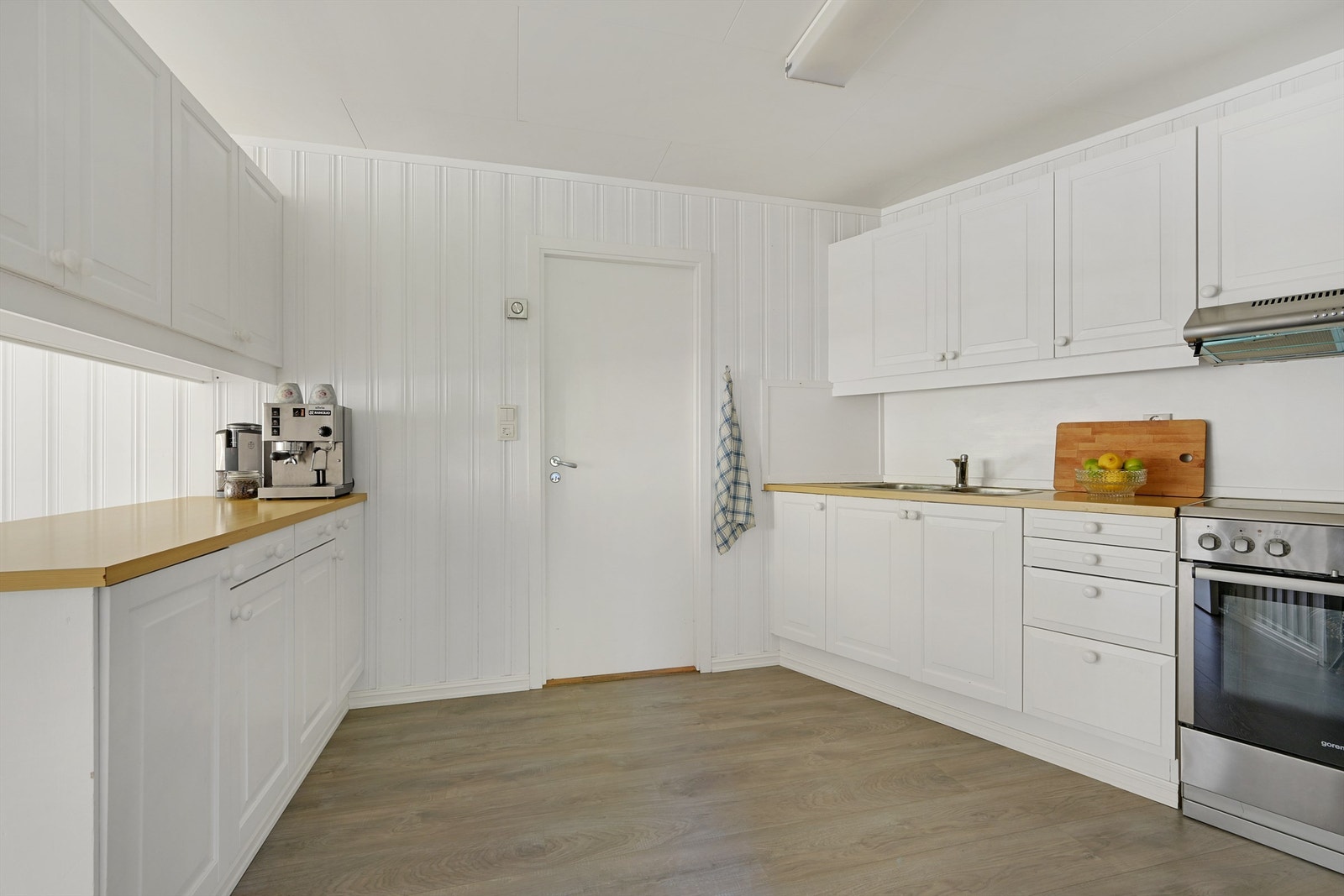 Det er avsatt plass til kjøl/fryseskap og komfyr Galleribilde