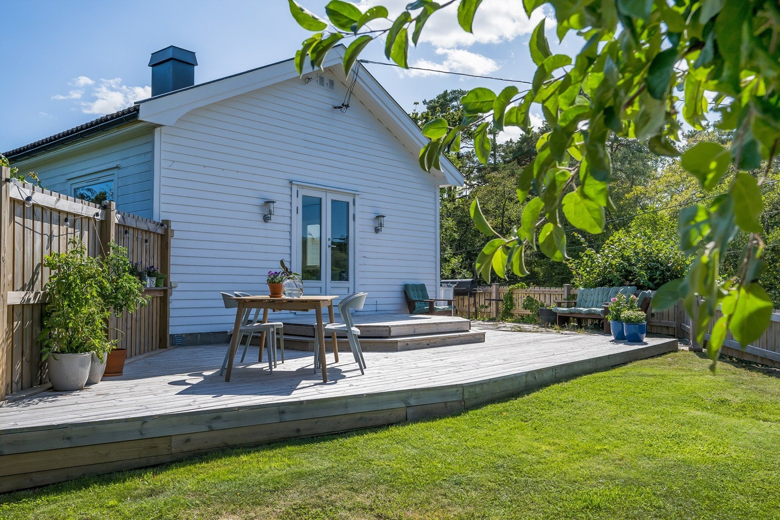 Her er det også gressplen, en liten sandkasse for barna og dyrkekasser Galleribilde