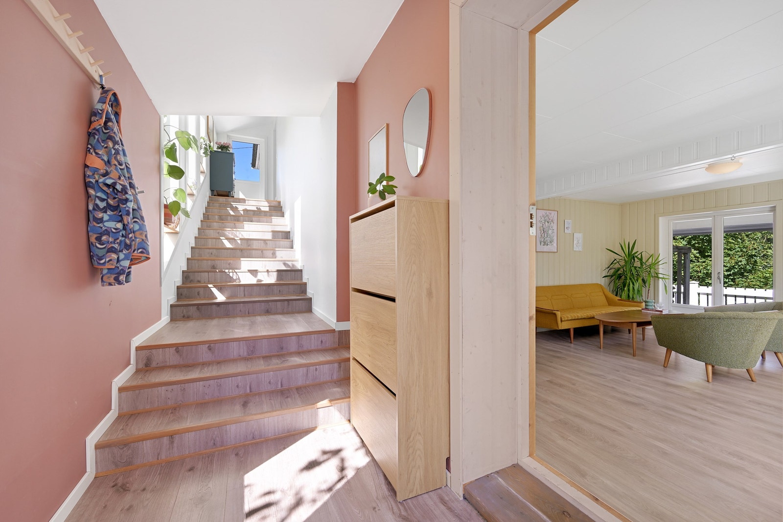 Fra trappeoppgang til hovedetasje er det også en dør inn til hybelen Galleribilde