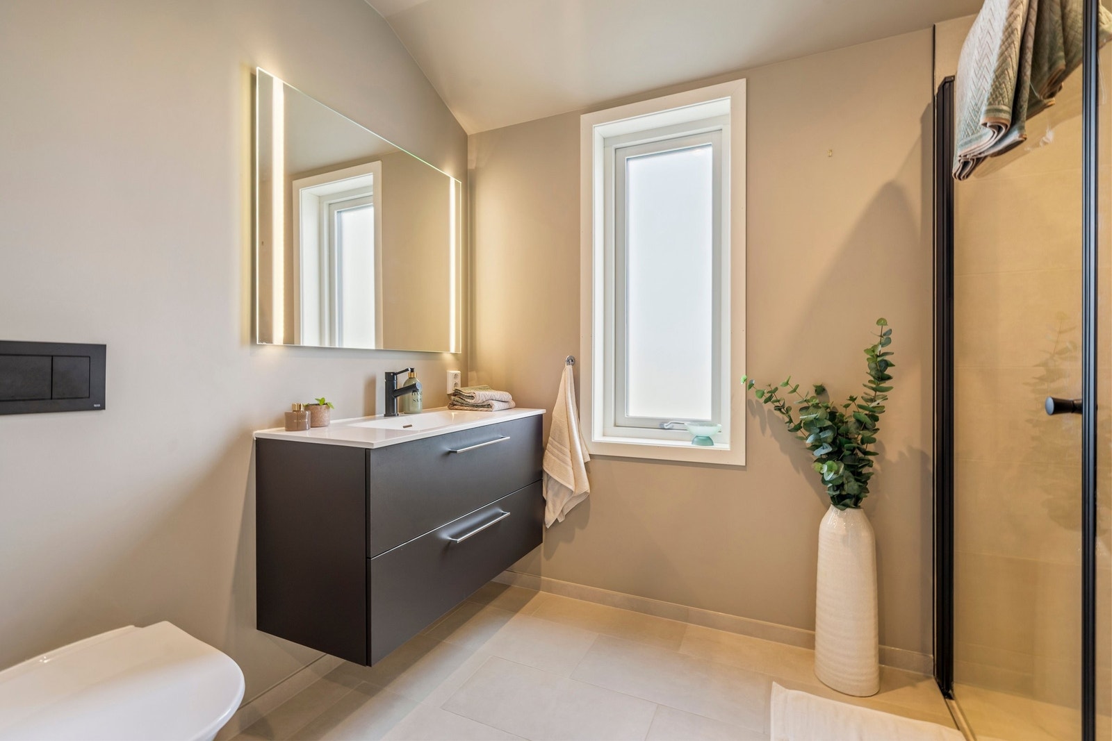 Lyst og stilrent bad i hovedetasje. Galleribilde