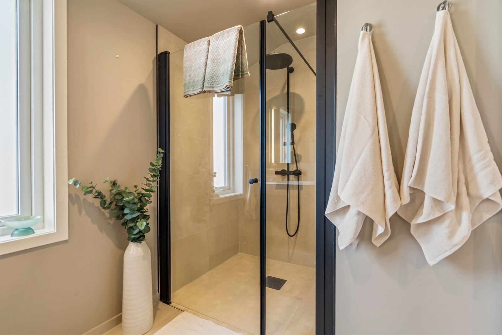 Badet har stor og romslig dusj. Galleribilde