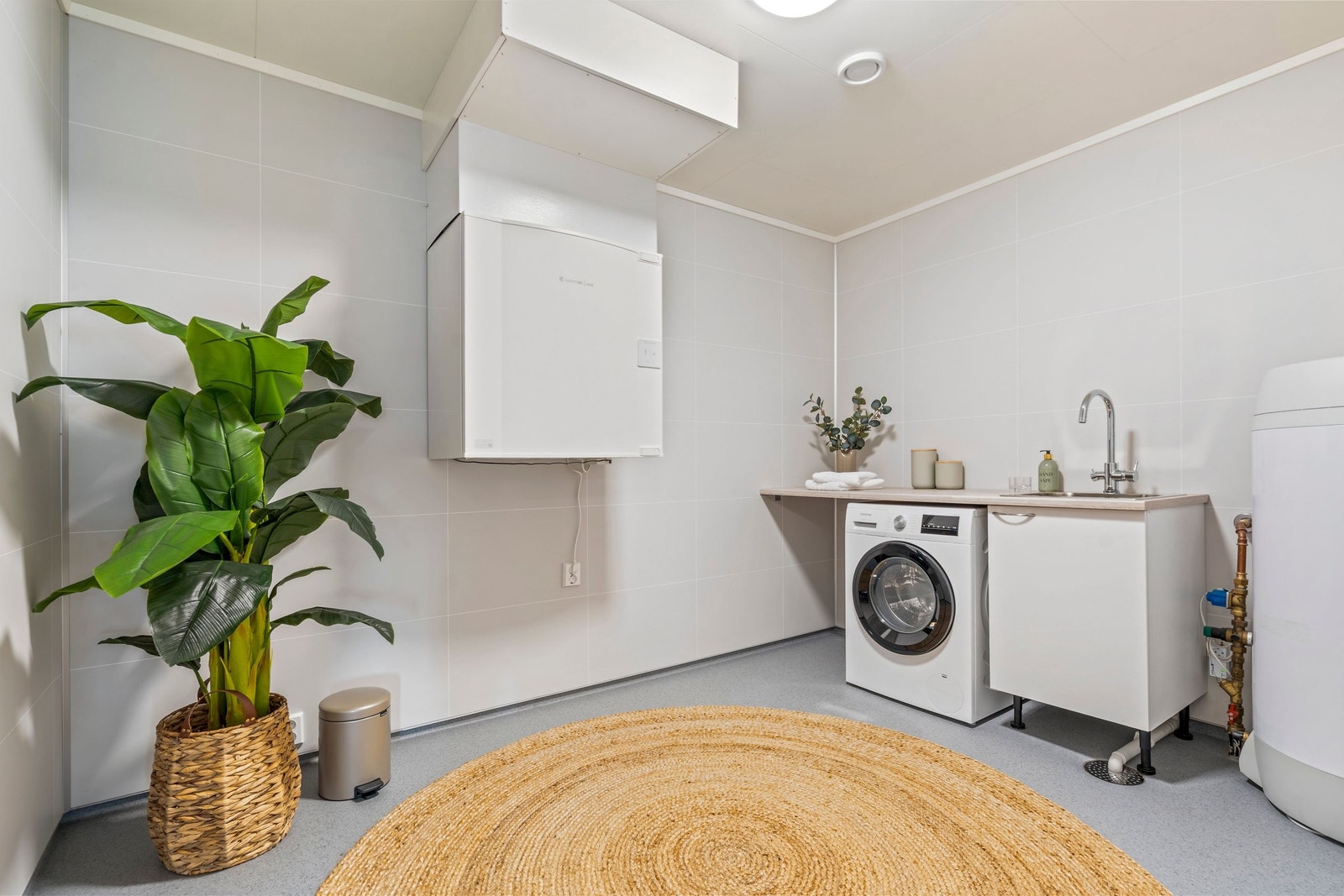 Vaskerom/teknisk rom med god plass. Galleribilde