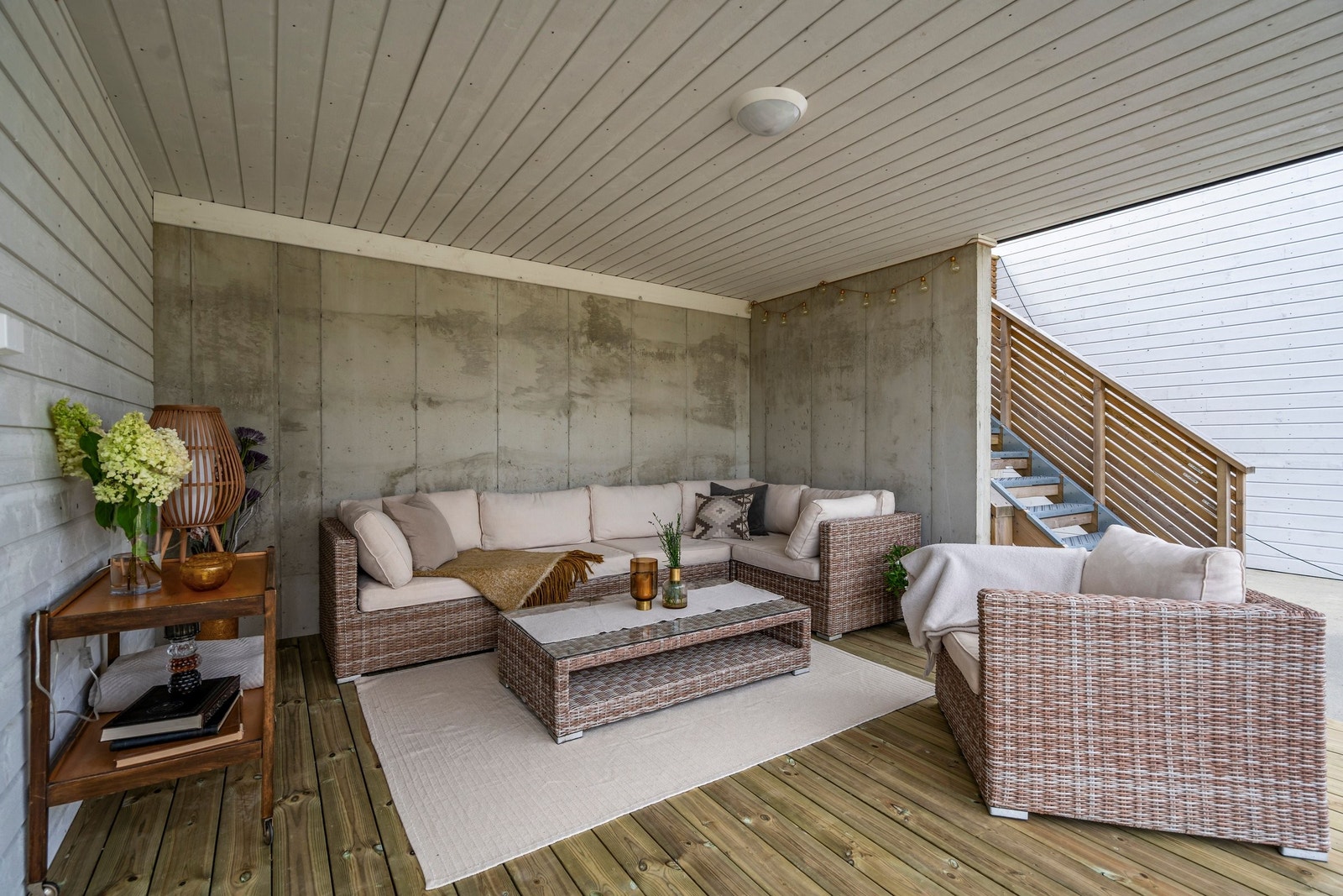 God plass til utemøblement på terrasseplatting. Galleribilde