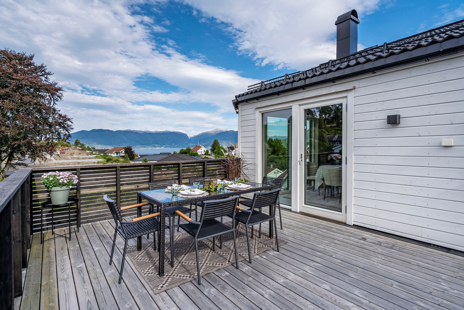 Utgang fra kjøkken og spisestue til terrasse, perfekt for varme sommerdager. Galleribilde