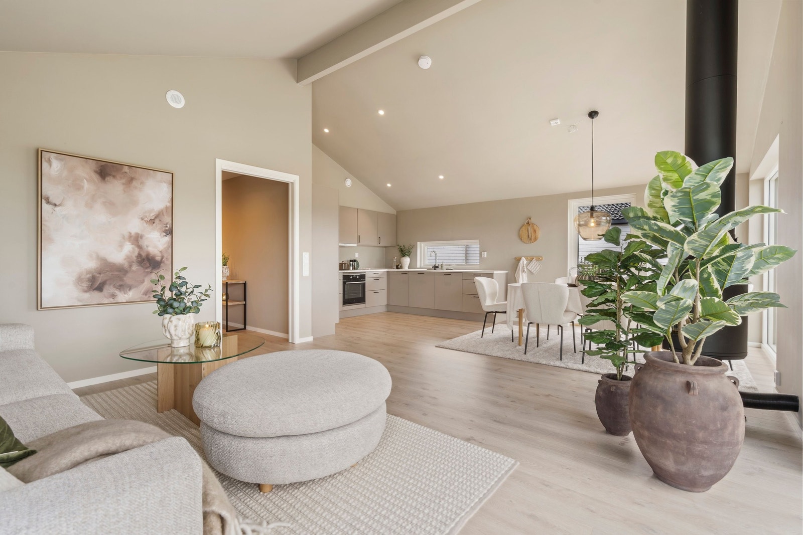 Luftig oppholdsrom med moderne, åpen løsning mellom stue og kjøkken. Galleribilde