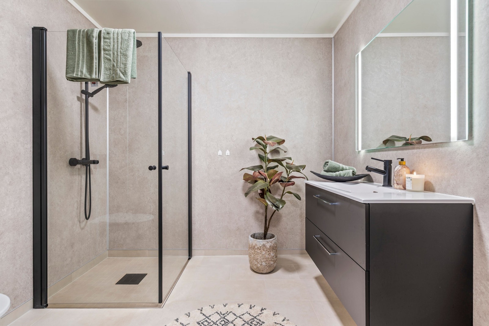 Bad med dusjhjørne og moderne løsninger. Galleribilde