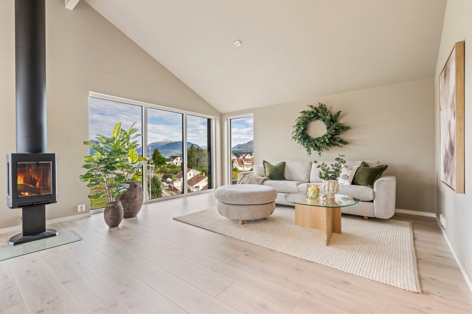 Lys og behagelig stue med god takhøyde. Galleribilde