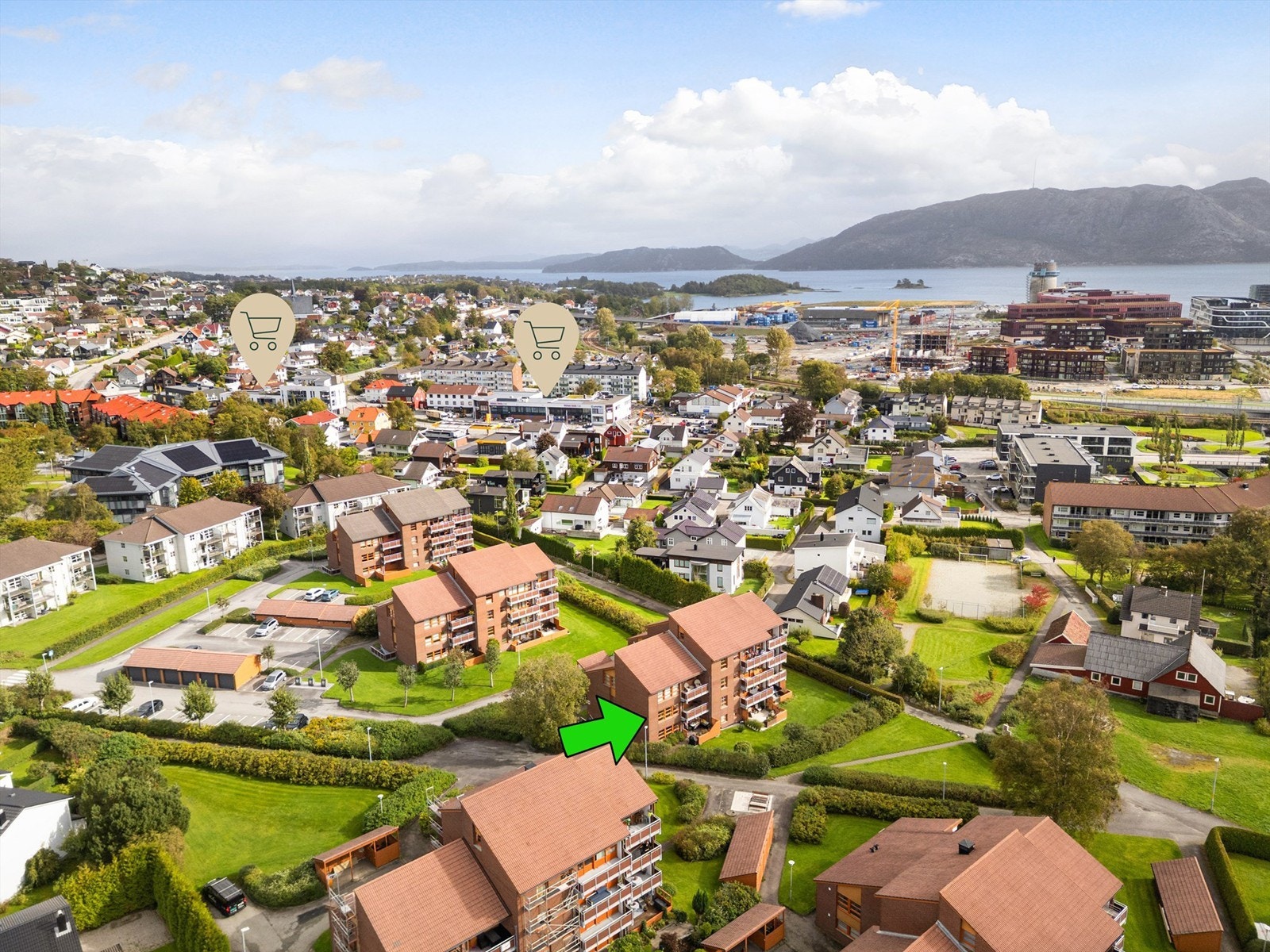 Høydefoto med pil på leilighet, samt merke hvor butikker (Prix og Rema 1000) ligger m.m. Galleribilde