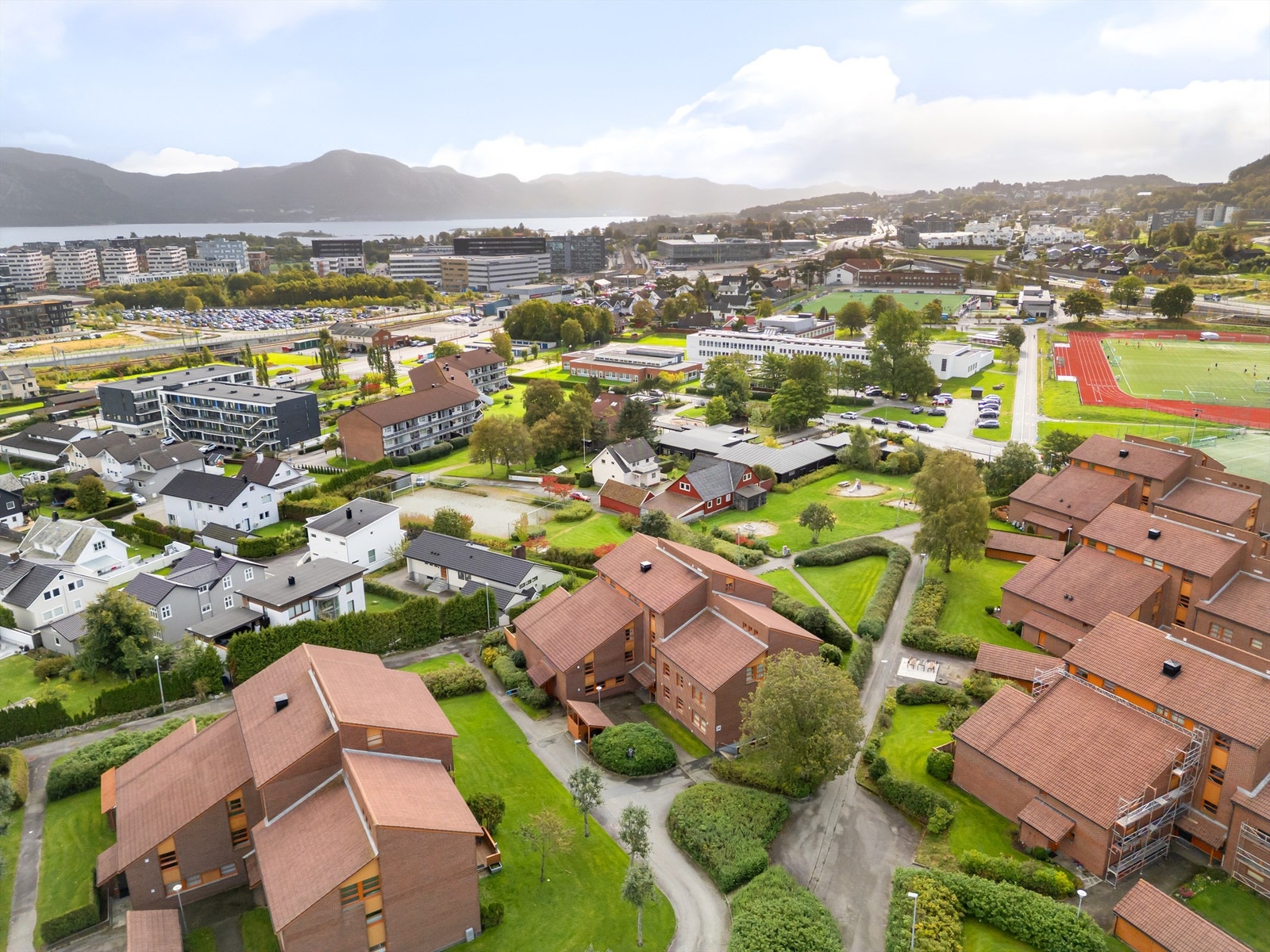 Høydefoto som viser nærhet til Stadionparken handlesenter og det varierte servicetilbud dette medbringer. Galleribilde