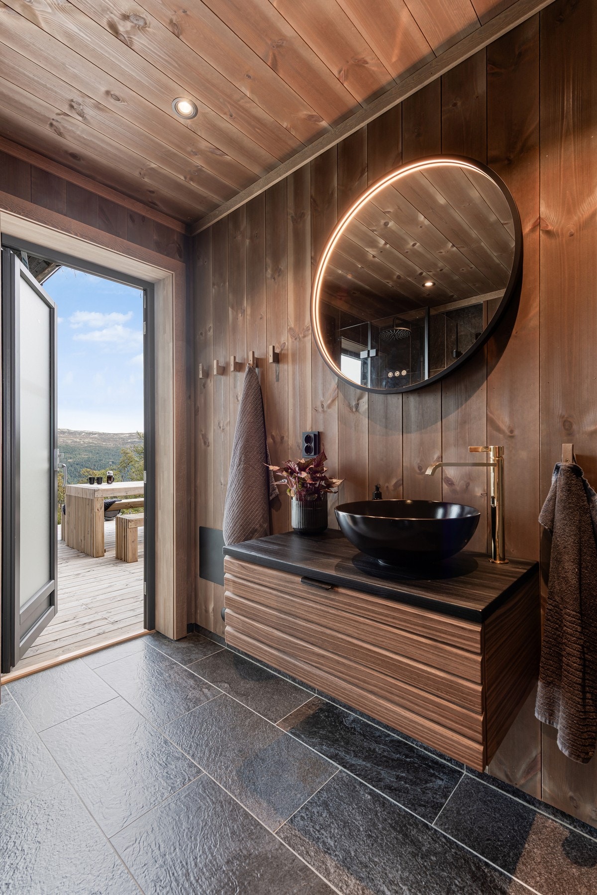 Fra badet er det utgang til terrassen Galleribilde