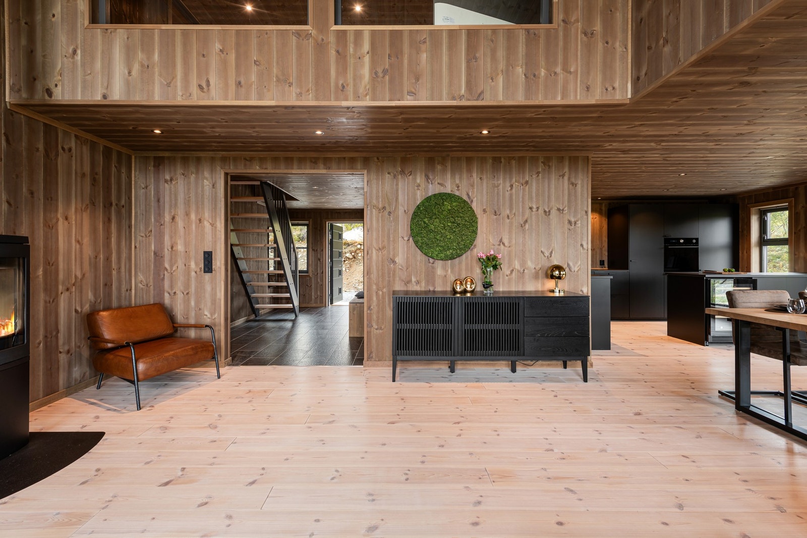 Hytten har en praktisk planløsning som gjør det enkelt å fylle hytten med latter og hyggelig selskap Galleribilde