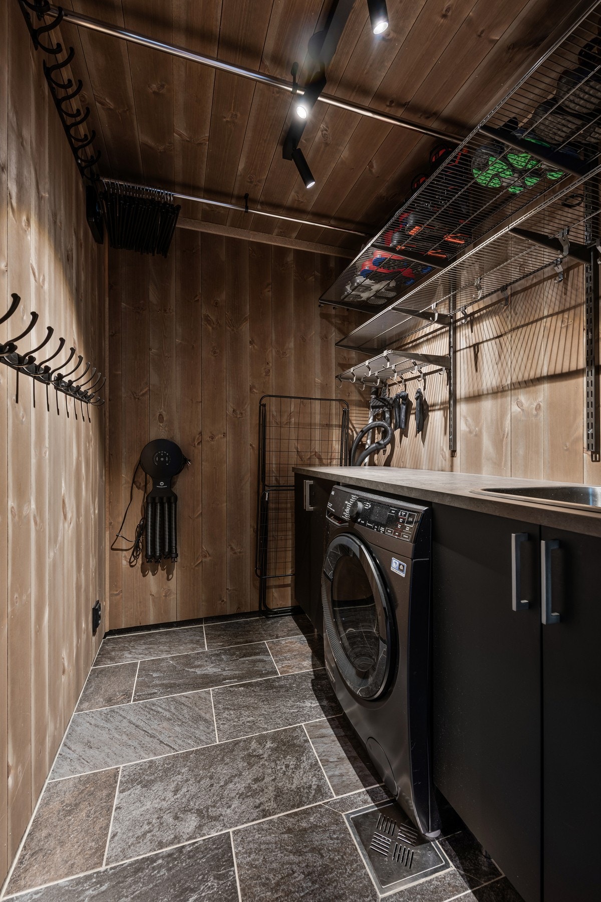 Flott vaskerom med arealeffektiv oppbevaringsplass Galleribilde