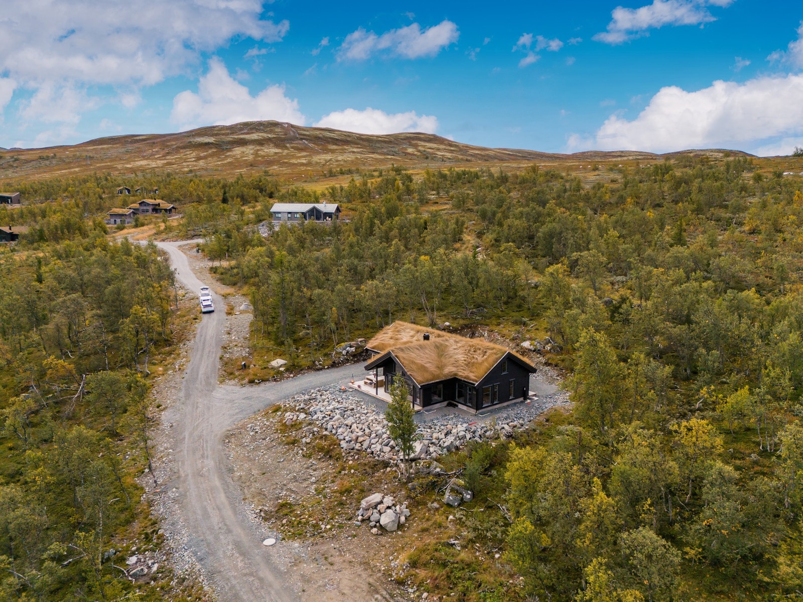 Hytten har en flott og solrik beliggenhet. Tomten vil bli planert med matjord. Galleribilde