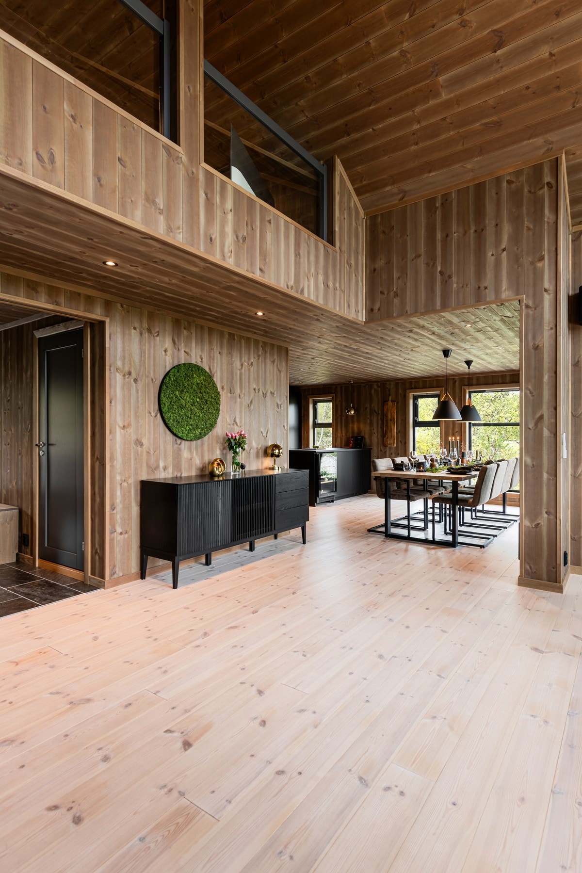 Fra stuen kommer man videre til spisestue og kjøkken Galleribilde