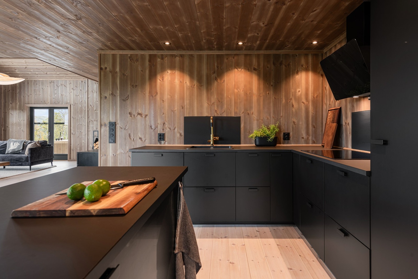 Kjøkkenet har glatte fronter, benkeplate i laminat og kjøkkenventilator med avtrekk ut Galleribilde